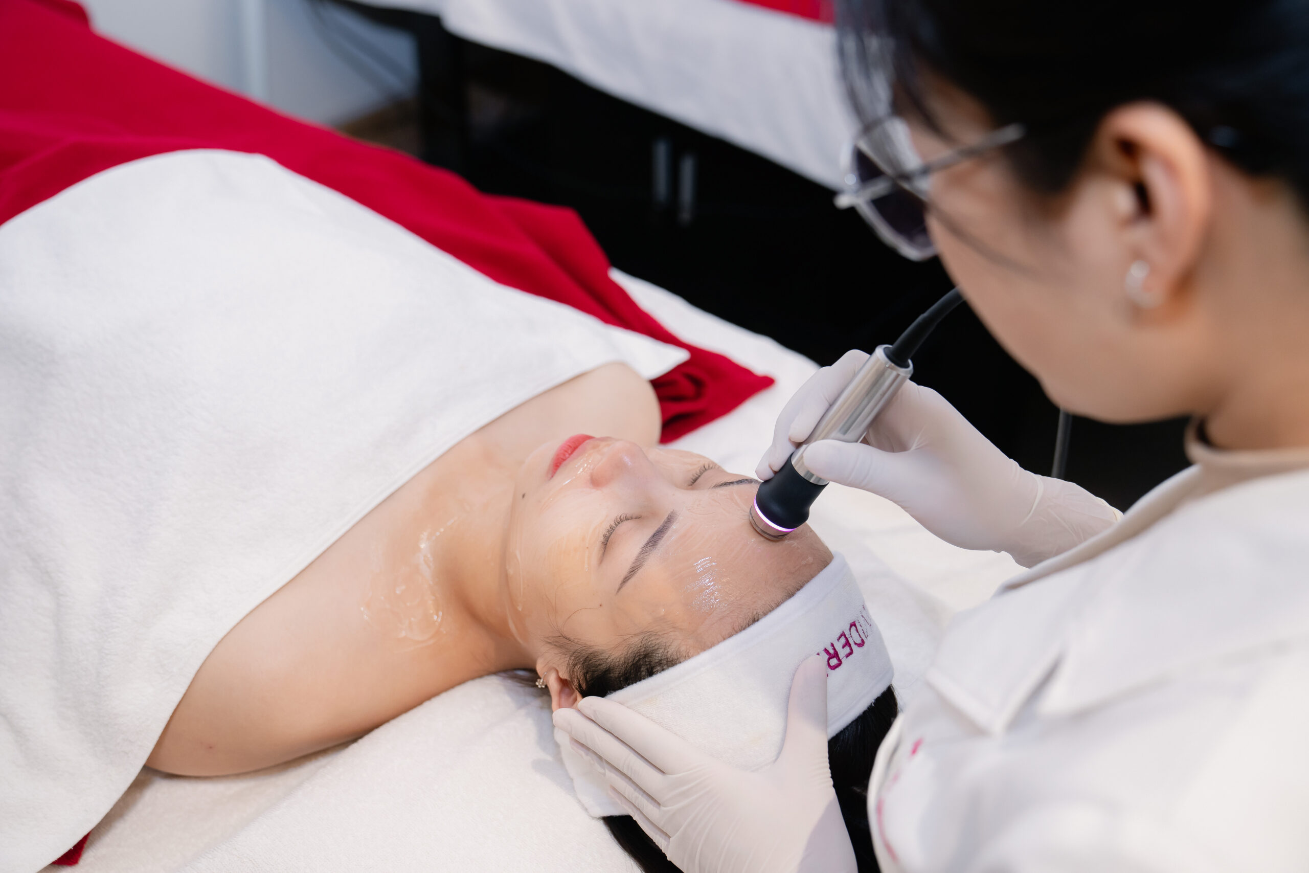 Có nên thực hiện liệu trình chăm sóc da chuyên sâu sau mùa lễ hội?