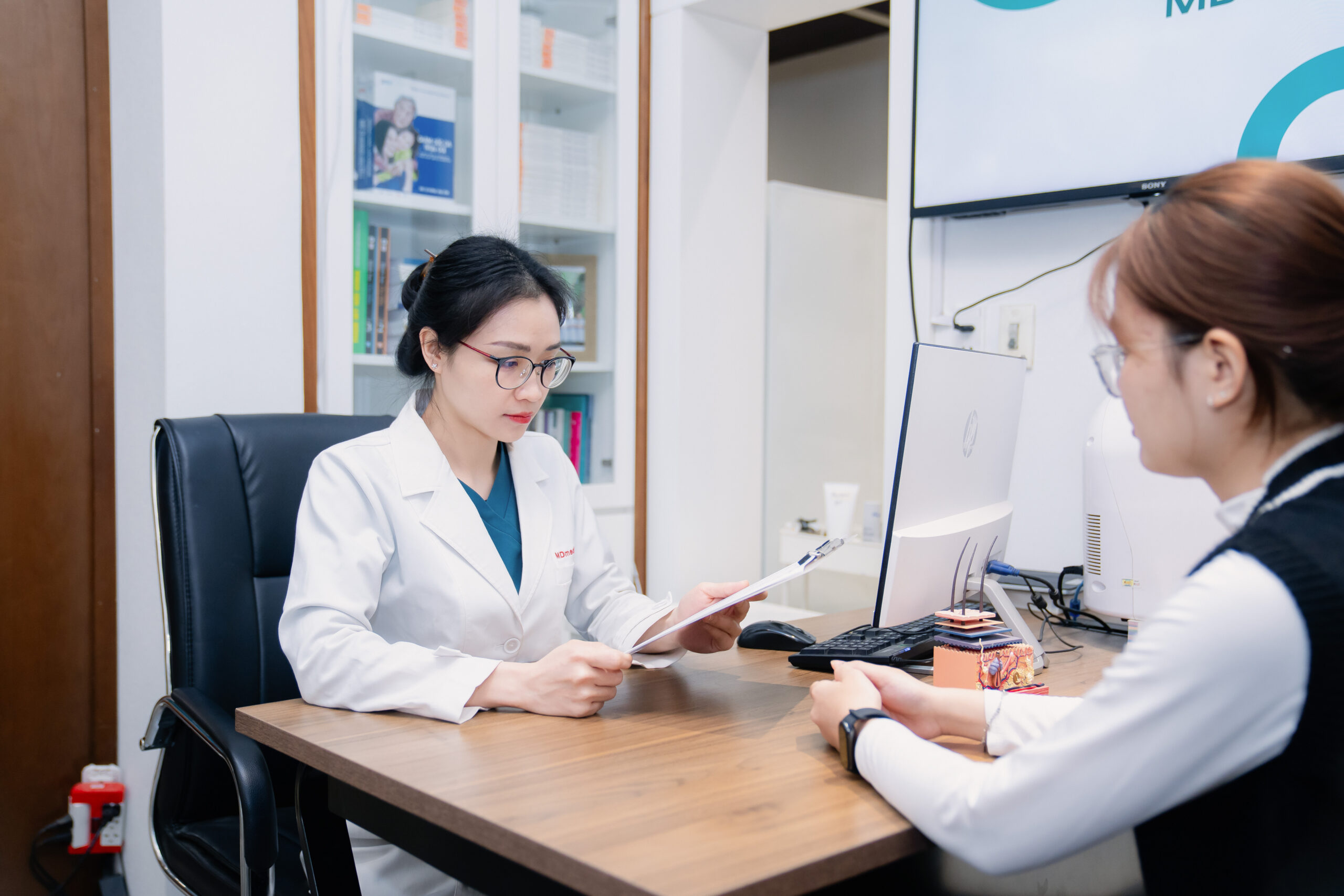 Bác sĩ MDmedical tư vấn và điều trị mụn tuổi dậy thì